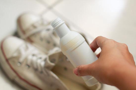 Jak wyeliminować nieprzyjemny zapach w butach: 10 wskazówek
