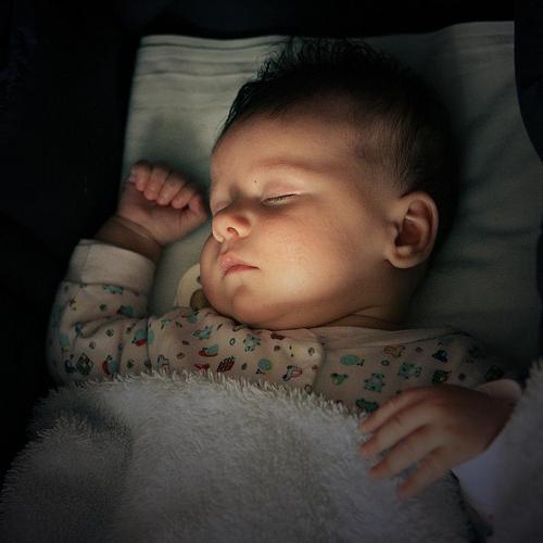 Dlaczego dzieci śpią źle w nocy: główne powody