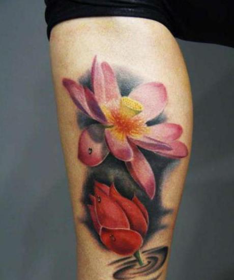 kwiat tatuaż na nodze róża lilia i czarne kwiaty