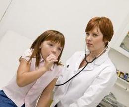 Leczenie zapalenia oskrzeli u dziecka powinno być prowadzone przez "właściwego" lekarza